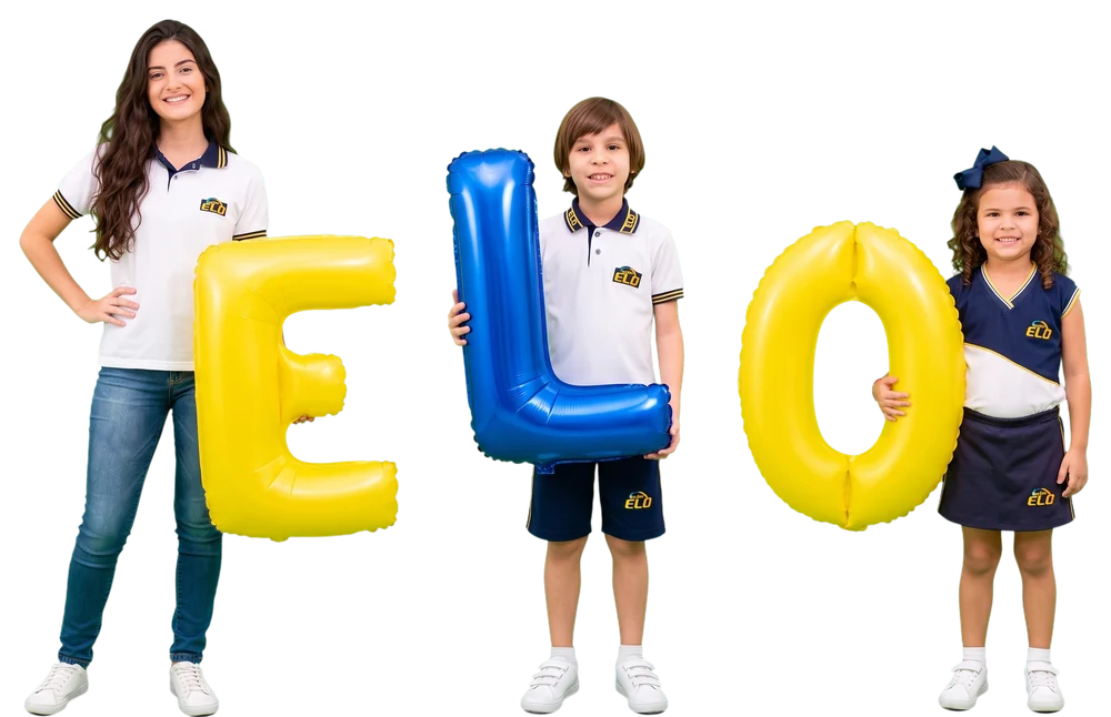 Três estudantes do Colégio Elo, do infantil, do fundamental e do ensino médio, cada um segurando uma letra de balão que juntas formam ELO